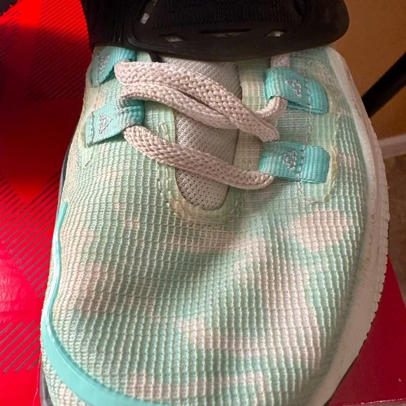 Nike- Kyrie Low 3 - Size-6.5